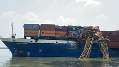 Video: Khoảnh khắc tàu container đâm sập cần cẩu thi công trụ cầu tuyến cao tốc Bến Lức - Long Thành
