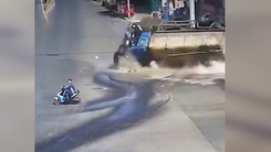 Video: Tránh xe máy vượt đèn đỏ, tài xế xe bồn văng ra ngoài