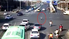 Video: Ô tô bật cốp, em bé rơi khỏi xe khi đang chạy