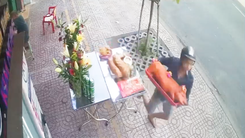 Video: Chủ nhà chưa kịp thắp hương, ‘cô hồn sống’ đã rinh heo quay chạy mất