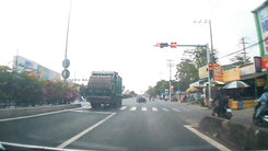 Video: Thót tim khoảnh khắc xe rác vượt đèn đỏ, suýt tông nhiều xe máy