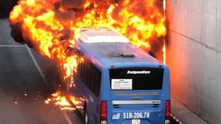 Video: Xe buýt cháy ngùn ngụt trong hầm chui An Sương