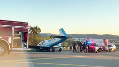 Video: Máy bay lao xuống cao tốc, đâm vào chiếc ôtô đang chạy trên đường
