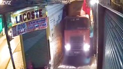 Video: Truy tìm chiếc xe container 'chui' vào hẻm ở Thủ Đức