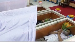 Video: Người Thái nằm trong quan tài để gột bỏ xui xẻo