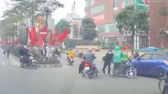 Video: Người đàn ông cầm dao dọa tài xế xe ôm công nghệ giữa đường