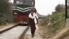 Video: Quay Tiktok trên đường ray bị tàu hỏa tông chết