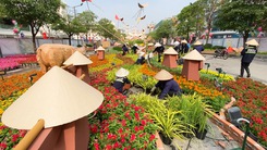 Video: Hối hả thi công đường hoa Nguyễn Huệ trước ngày khai mạc