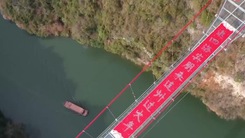 Video: Câu đối đỏ dài 168m trên cây cầu đáy kính dài nhất thế giới