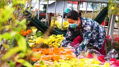 Video: Chợ hoa bến Bình Đông vào mùa, nhà vườn mong hết sớm để về với gia đình