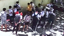 Video: Phẫn nộ hành vi 'sặc mùi bạo lực', học sinh lớp 8 bị đánh hội đồng gục tại chỗ