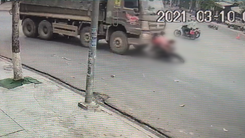 Video: Ớn lạnh cảnh xe ben cuốn 3 người, 1 bé thoát chết chạy vào lề đường, 1 bé tử vong