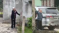 Video: Cảm động mẹ 103 tuổi rưng rưng tiễn con gái 80 tuổi về nhà