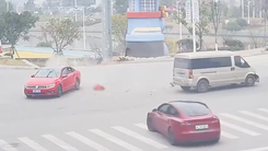 Video: Không thắt dây an toàn, bé gái văng khỏi ôtô sau va chạm giao thông