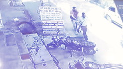 Video: 3 đối tượng nổ súng, cướp xe tải chở tiền bất thành ở Ấn Độ