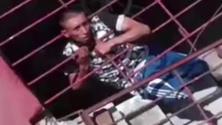Video: Tên trộm bị kẹt đầu vào khung sắt khi đang tẩu thoát