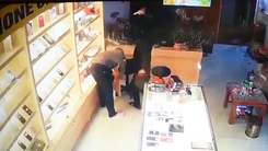 Video: Giả vờ mua điện thoại rồi đâm chủ cửa hàng cướp tài sản