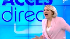Video: Người phụ nữ khỏa thân xông vào ném đá MC đang truyền hình trực tiếp