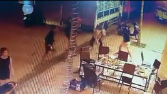 Video: Truy tìm nhóm thanh niên hung hãn chém người liệt 2 chân tại Tiền Giang