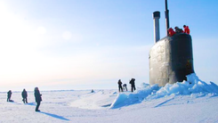 Video: Tàu ngầm hạt nhân từ dưới biển trồi lên, phá vỡ lớp băng dày