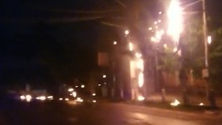 Video: 3 cột điện liên tục bốc cháy kèm theo nhiều tiếng nổ ở Tiền Giang