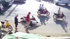 Video: Lao vào hỗn chiến, nam thanh niên bị đánh gục tại chỗ