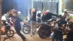 Video: Hỗn loạn nhóm học sinh, thanh thiếu niên đánh nhau tại quán ăn