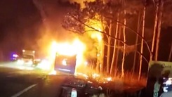 Video: Xe khách giường nằm bốc cháy ngùn ngụt trong đêm