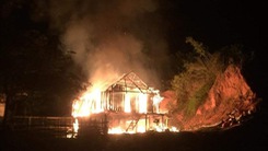 Video: Con trai châm lửa đốt nhà vì xin tiền mẹ không được
