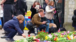 Video: Người Anh đặt hoa tưởng nhớ Hoàng thân Philip