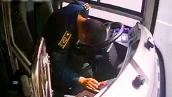 Video: Tài xế xe buýt 'đột quỵ' vẫn cố gắng cho xe vào lề, mở cửa cho khách xuống
