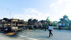 Video: Va chạm giữa 2 xe container, thùng dầu đổ tràn ra đường ở Quảng Nam
