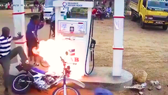 Video: Người đàn ông ‘hỏa thiêu’ cây xăng vì không tắt máy xe, còn vặn tay ga liên tục