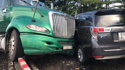 Video: Xe container tông nát taxi công nghệ trên cầu Tân Thuận 2