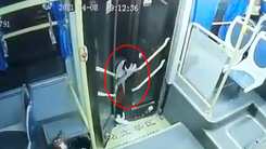 Video: Bé gái bị kẹt ở cửa xe buýt khi xe vẫn chạy, đừng để xảy ra tình trạng tương tự