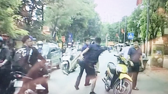 Video: Bất cẩn mở cửa xe gây tai nạn, tài xế ôtô bị đấm đá liên tục