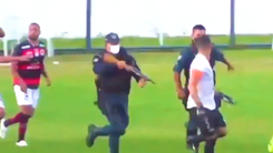 Video: 'Nổi loạn' trên sân, cảnh sát bắn vào chân 1 cầu thủ