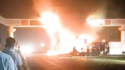 Video: Xe đầu kéo bốc cháy ngùn ngụt sau khi đâm cổng chào ở Thanh Hóa