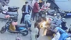 Video: Điện thoại ‘bốc hỏa’ khiến người đàn ông cháy túi xách khi đi dạo