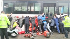Video: Hàng chục người nhấc xe buýt lên cứu cô gái