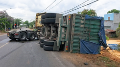 Video: Xe container lật nhào, hàng chục tấn bắp tràn ra đường