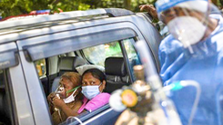 Video: Thiếu máy thở trầm trọng, Ấn Độ phải rút ống thở ở người già để nhường cho người trẻ