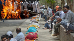 Video: Thi thể nạn nhân COVID-19 đang xếp dài chờ hỏa táng ở Ấn Độ