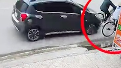 Video: Cụ bà đi xe đạp bị ô tô hất văng trên đường phố Thái Nguyên