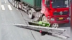 Video: Tài xế ba gác bị hàng chục ống thép đè trên quốc lộ
