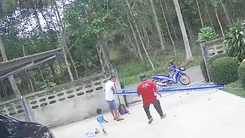 Video: Bé gái bị cổng sắt đè, may mắn thoát nạn