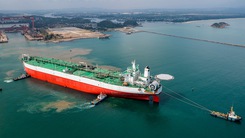 Video: Thợ Việt lột xác cho tàu dầu khổng lồ của tỉ phú Nigeria