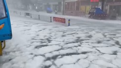 Video: Mưa đá ở Trung Quốc, đường phố biến thành sông băng