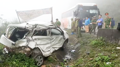 Video: Xe con và xe khách tông nhau trên quốc lộ, 2 quân nhân tử vong