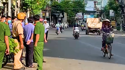 Video: Lại án mạng ở Tiền Giang, công an đang truy bắt hung thủ đâm chết nam thanh niên